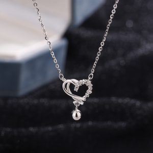 Heart-shaped openwork necklace for women, sweet and romantic, clavicle chain, autumn and winter sweater chain.